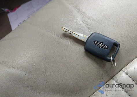 2010 Lincoln Town Car Signature Limited z USA, uszkodzony, nr VIN 2LNBL8CV4AX614490